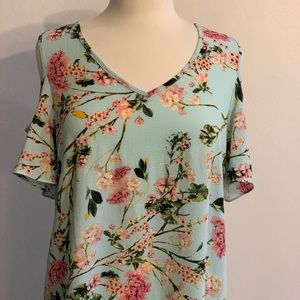 Pretty floral blouse. Perfect for the Summer.